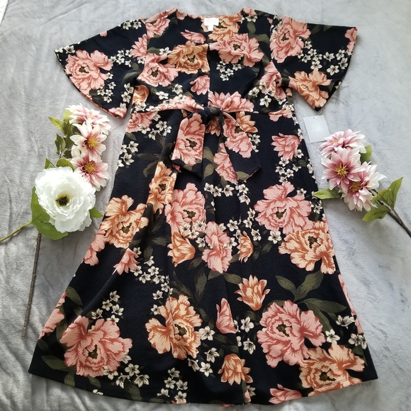 🆕️Floral Maternity Dress - Picture 1 of 9